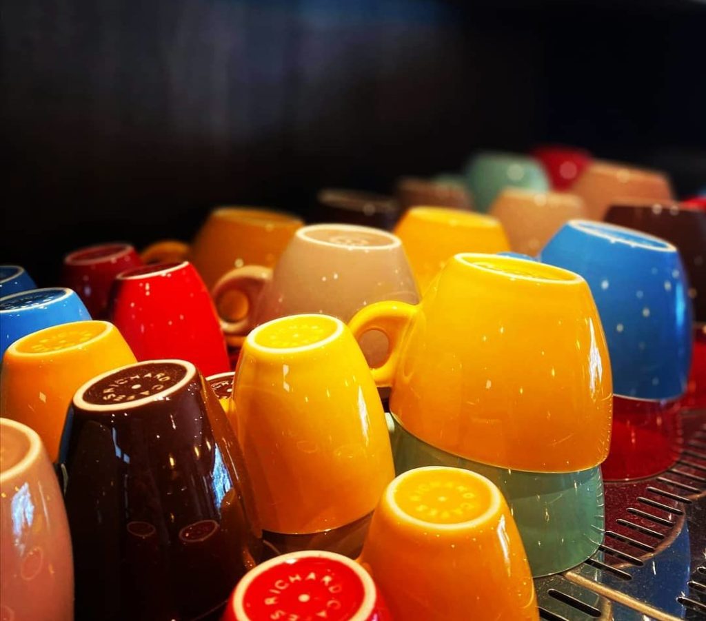 tasses multicolores_le comptoir du port
